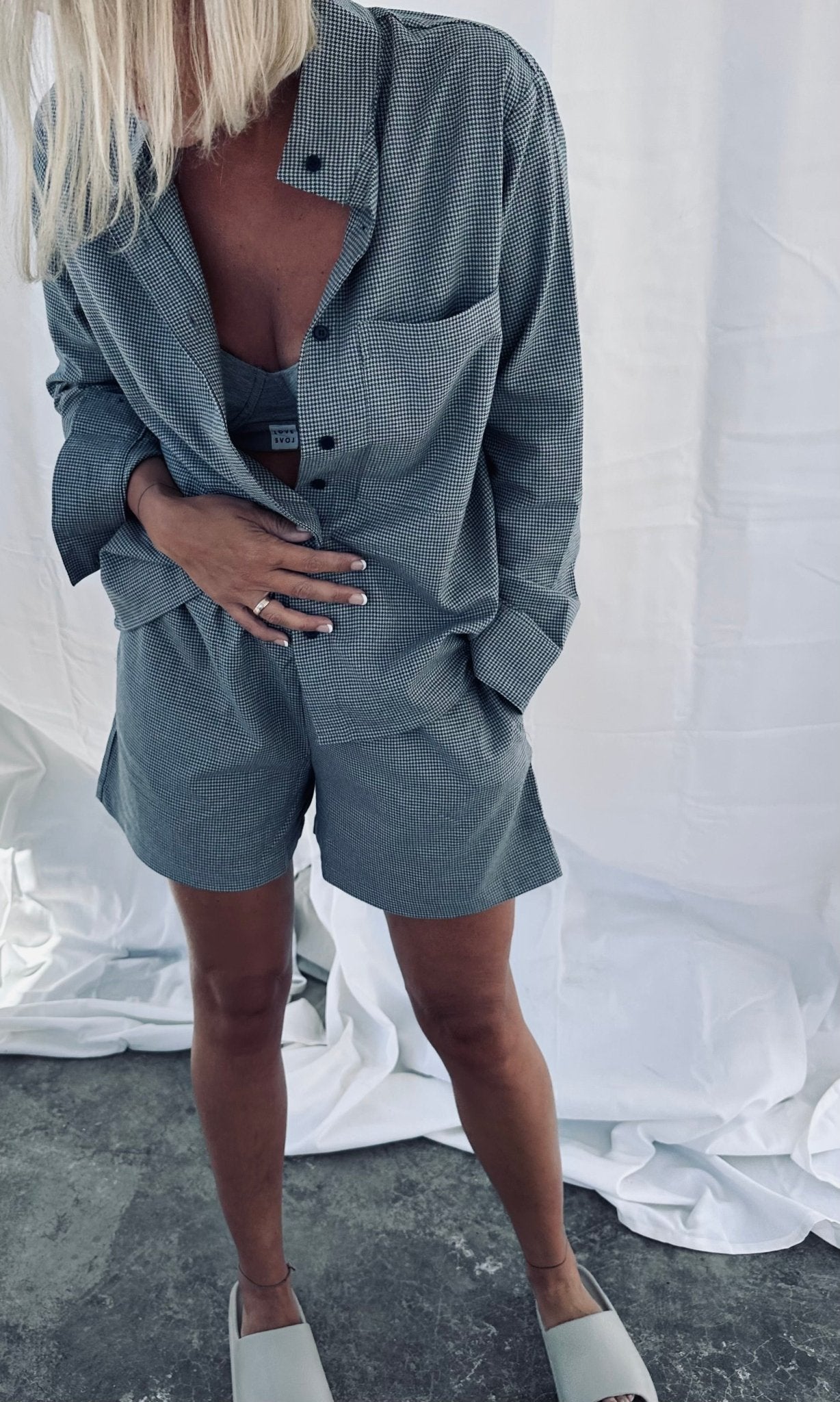 A. LINEN BLEND SHORTS “IDILI”